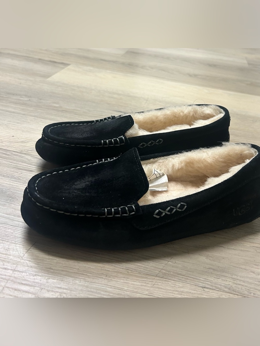 UGG Slippers Ansley Womens Sz 8 Moccasin Sheepskin Black Suede Slip On Comfort - Picture 3 of 16